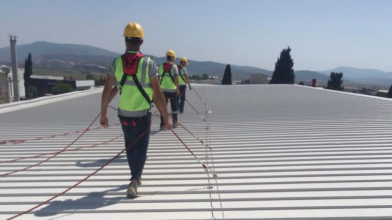 2 Çatı Montajı Yapılırken Dikkat Edilmesi Gerekenler: Dayanıklı ve Güvenli Yapılar İçin Rehber