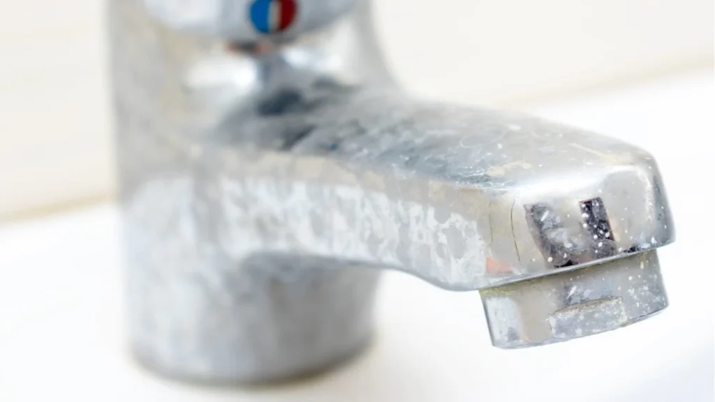 341-kirec-tutmus-musluklari-temizlemenin-7-kolay-yolu-1024x576 Lavabo Bataryası Kaç Yıl Dayanır? Kaliteli Ürün Nasıl Anlaşılır?