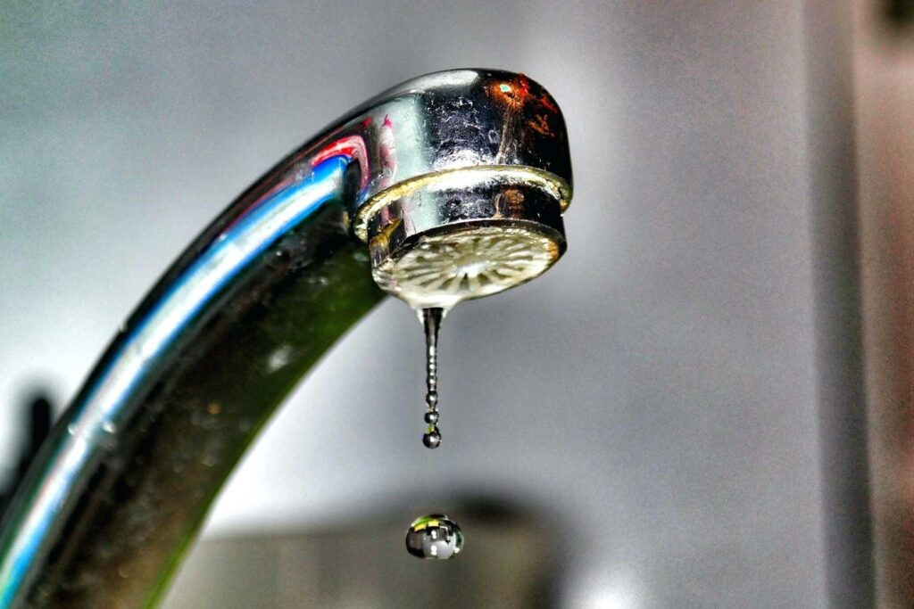 damlayan-musluklar-icin-ne-yapilir-1024x683 Lavabo Bataryası Su Kaçırıyor: Evde Çözüm Rehberi